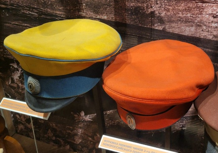 Фуражки драгунских полков русской армии